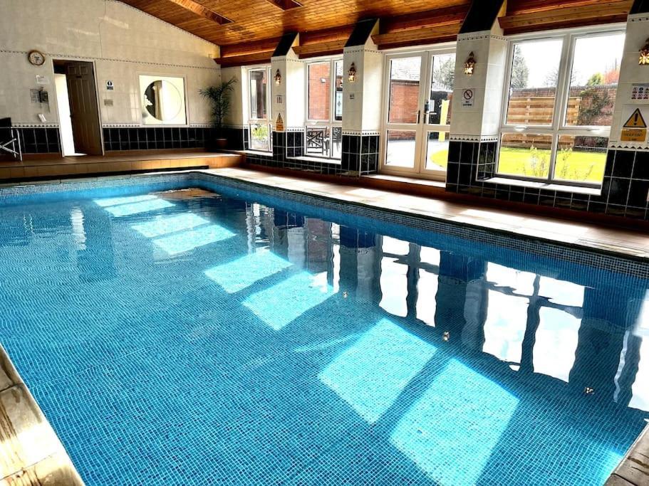 Vast, Elegant Home With Indoor Pool & Sauna Near Popular Golf Course Kington  Zewnętrze zdjęcie