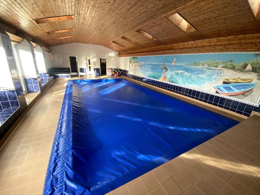 Vast, Elegant Home With Indoor Pool & Sauna Near Popular Golf Course Kington  Zewnętrze zdjęcie