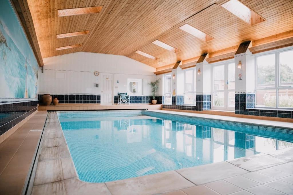 Vast, Elegant Home With Indoor Pool & Sauna Near Popular Golf Course Kington  Zewnętrze zdjęcie